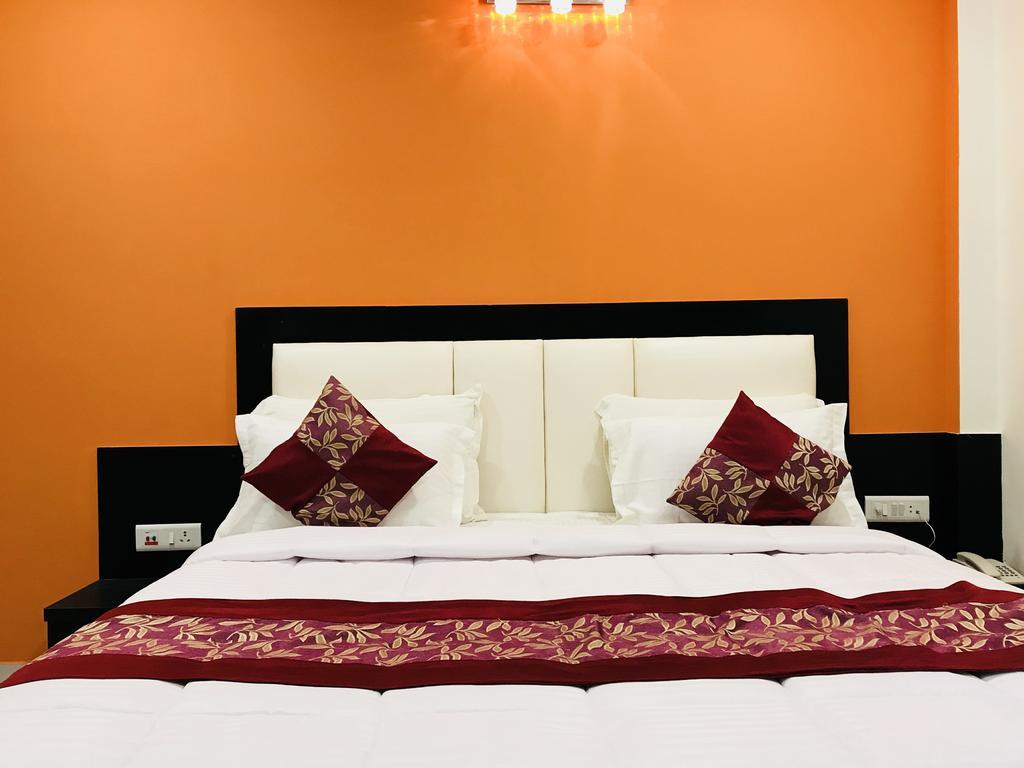 Aaradhya Residency Hotell Agra  Exteriör bild